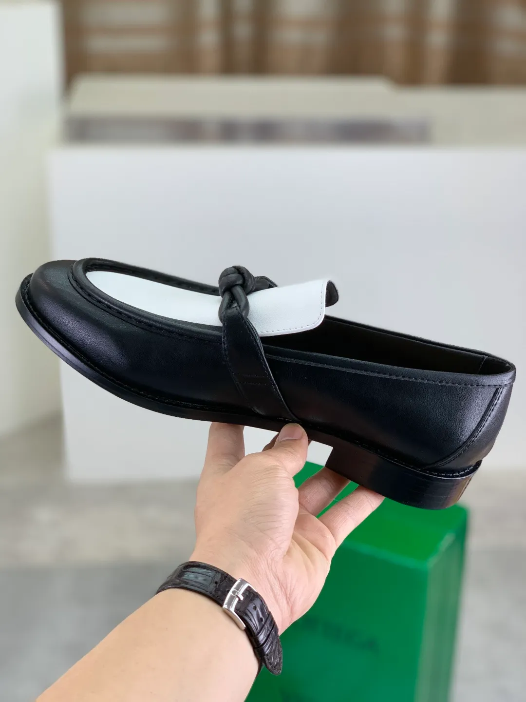 Men's shoes 💰P820 [New model] (genuine leather outsole) water-dyed cow lining 💰High-quality business couple leather shoes 💎💎💎 BOTTEGA VENETA official website synchronizes the latest top version of BV in the market, accept material comparison, shoe type comparison, process comparison, practical and textured, versatile and suitable for any occasion, the more you look at it, the more flavorful it becomes. Purely hand-knitted craftsmanship - Upper material, calfskin imported from Italy 🇮🇹 - High-quality water-dyed cowhide lining - Original private model customized leather outsole -Size: Female 35-39 (40 ordered) Male 39-44 (38 45 can be customized) Color: Multiple colors available